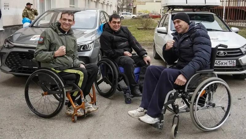 Губернатор Ставрополья вручил ключи от машины с ручным управлением бойцу СВО