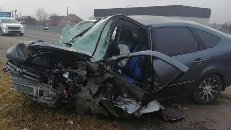Иномарка под Ставрополем на встречной полосе смяла &laquo;Ладу&raquo;, погубив её водителя
