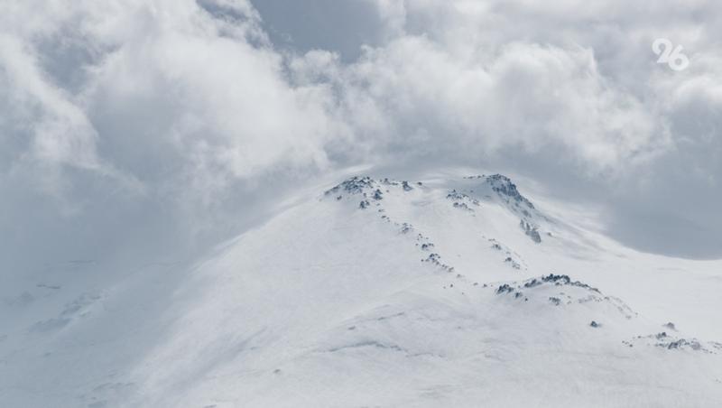 Лавина в Архызе накрыла несколько зданий и машин