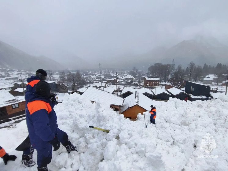 Лавина в Архызе повредила гостевые дома и машину: подробности ЧП