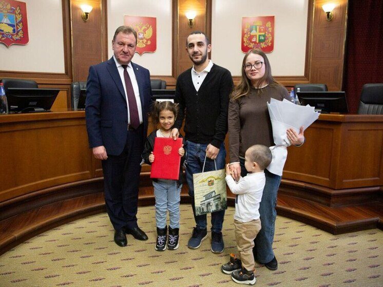 Мэр Ставрополя Иван Ульянченко вручил молодым семьям жилищные сертификаты