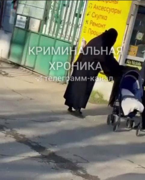 Мёртвого младенца в коляске катала женщина по улице в Дагестане