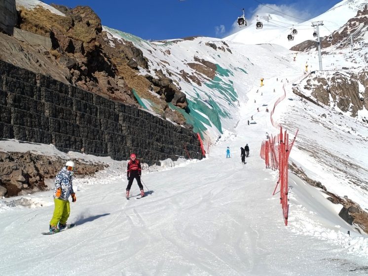 На Эльбрусе искусственно сбивают лавины для безопасности туристов