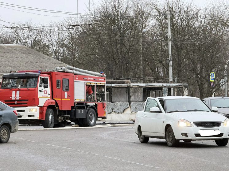 На конечной остановке «СтавНИИГиМ» в Ставрополе загорелся троллейбус