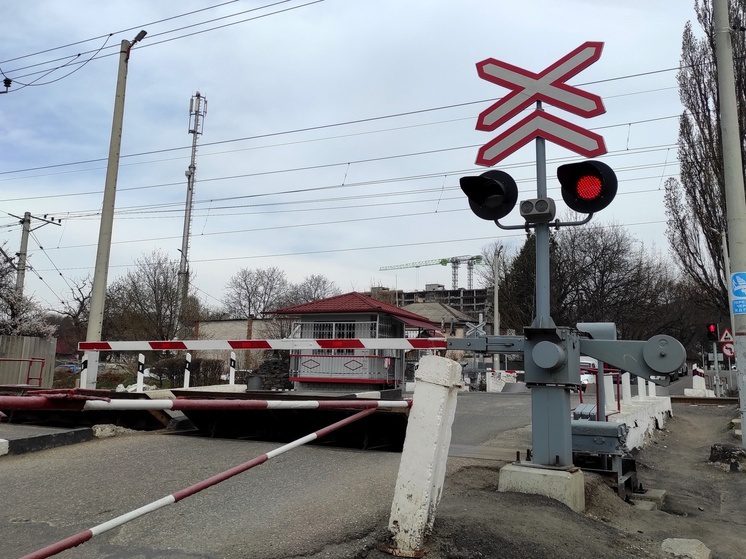 На Ставрополье автомобиль столкнулся с грузовым поездом на переезде