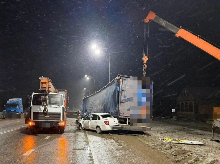 На Ставрополье легковушка врезалась в подъемный кран. Пострадал пешеход