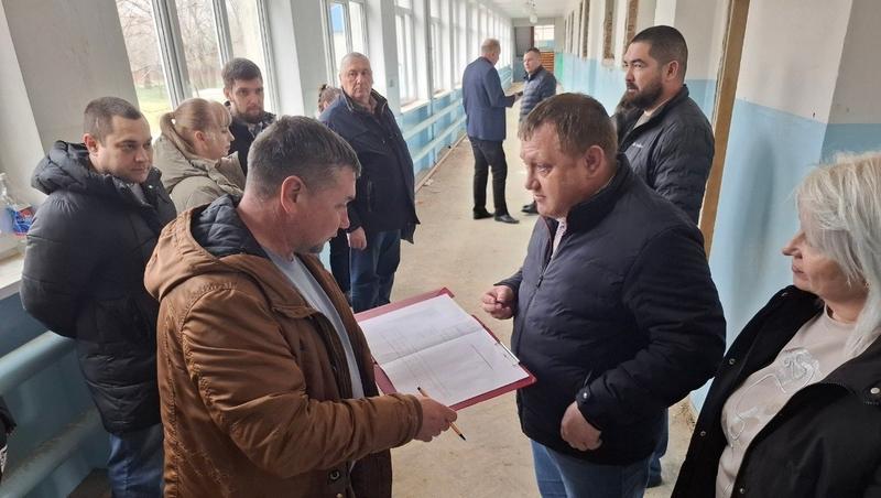 Партийцы проконтролировали капремонт школ в селе и ауле на Ставрополье