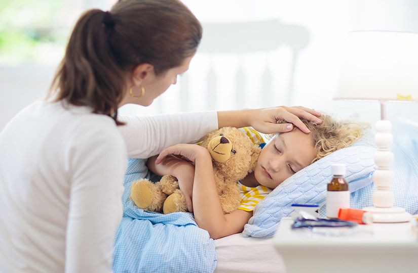 Педиатр: какие лекарства можно давать ребёнку без назначения врача, а какие вообще нельзя держать в аптечке0