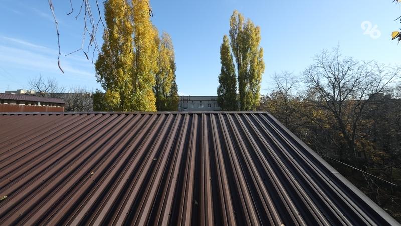 Пятиэтажку с 37-летней историей накрыли металлопрофилем в станице на Ставрополье