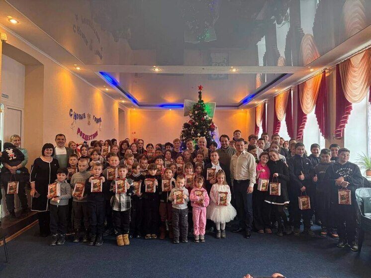 Пятигорские волонтеры устроили праздник для детей в школах ЛНР