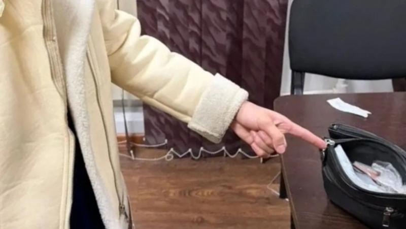Школьница в Ингушетии украла из магазина сумку, набитую долларами и рублями