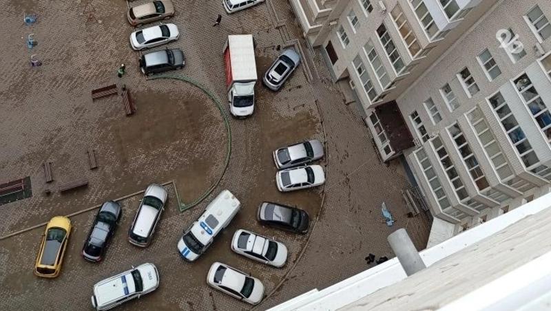 Следком выяснит детали гибели мужчины, выпавшего из окна в ЖК в Ставрополе