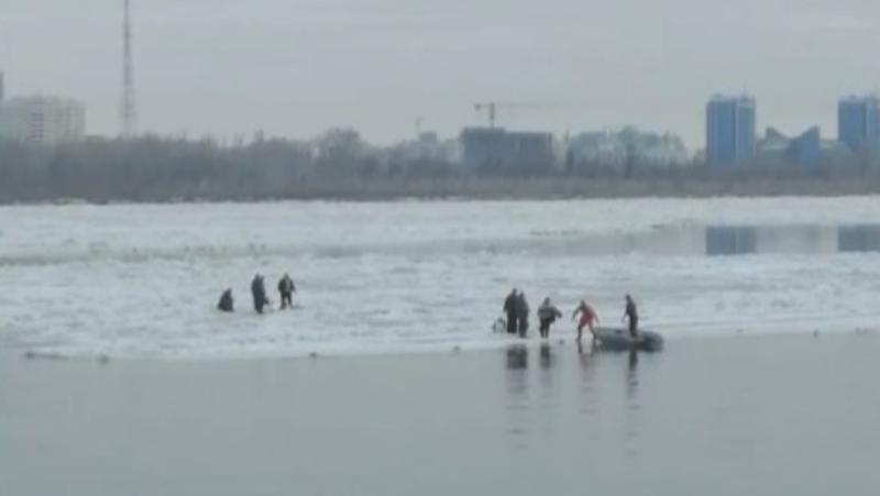 Спасатели сняли с оторвавшейся льдины семерых рыбаков в Астрахани