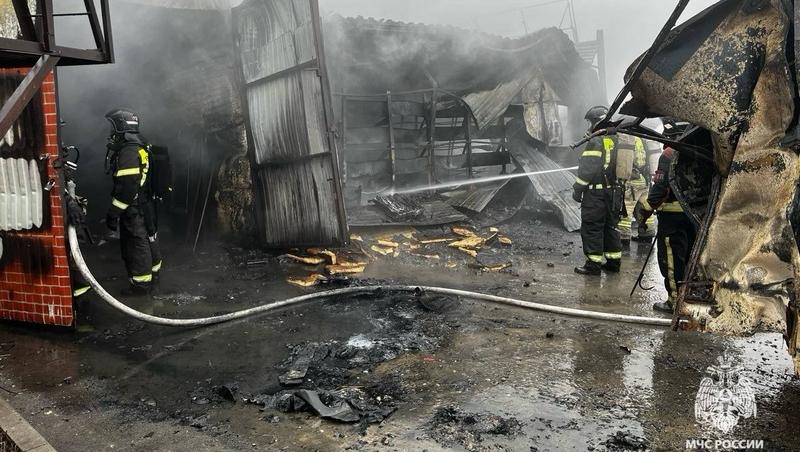 Строительный магазин на улице Доваторцев в Ставрополе мог сгореть из-за &laquo;Газели&raquo;