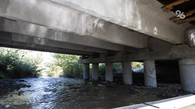 Свайное поле для фундамента первой опоры моста начали монтировать в Пятигорске