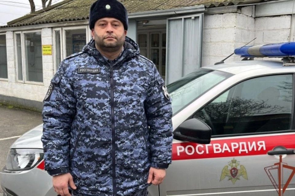 В Дагестане боец Росгвардии спас пострадавшую в ДТП семью0