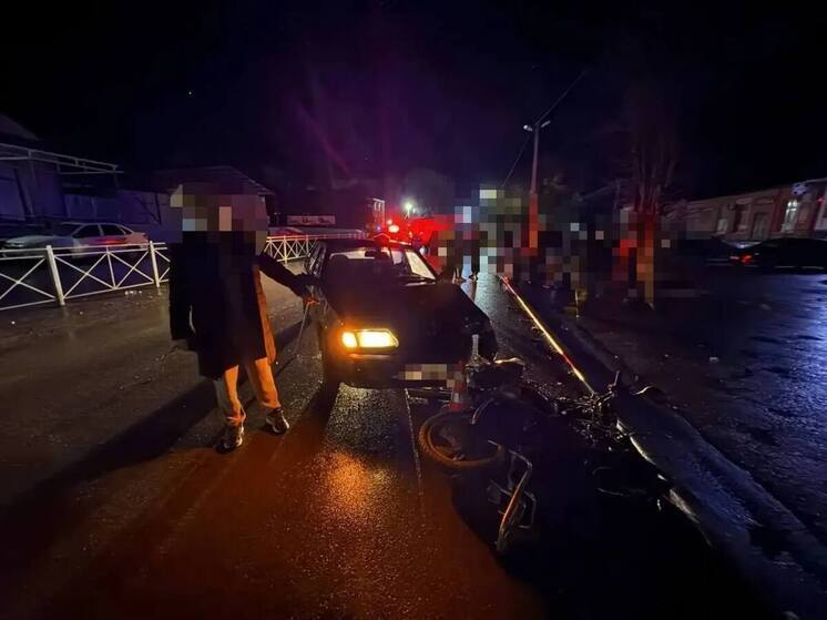 В Грачевском округе водитель легковушки влетел в мопед, двое пострадавших