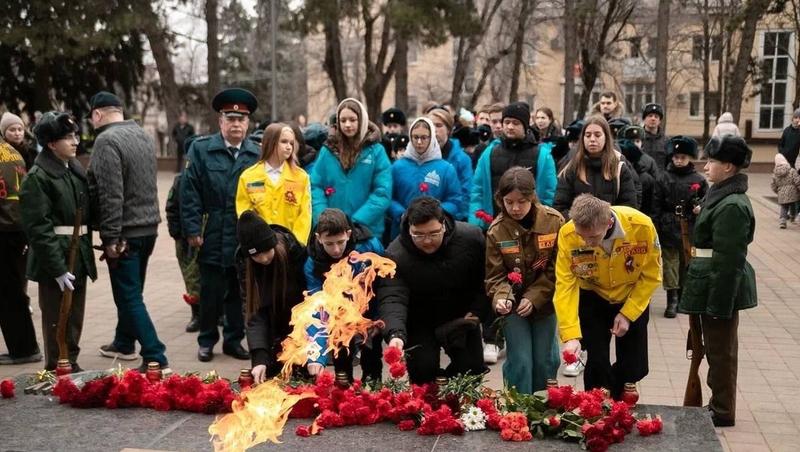В Пятигорске у Вечного огня почтили память защитников Отечества