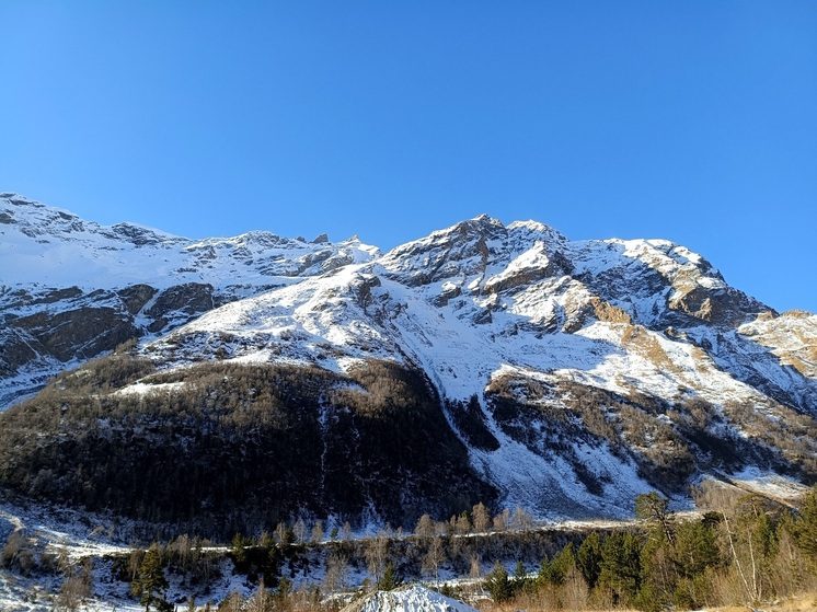 В Северной Осетии микроавтобус попал под камнепад на Транскаме