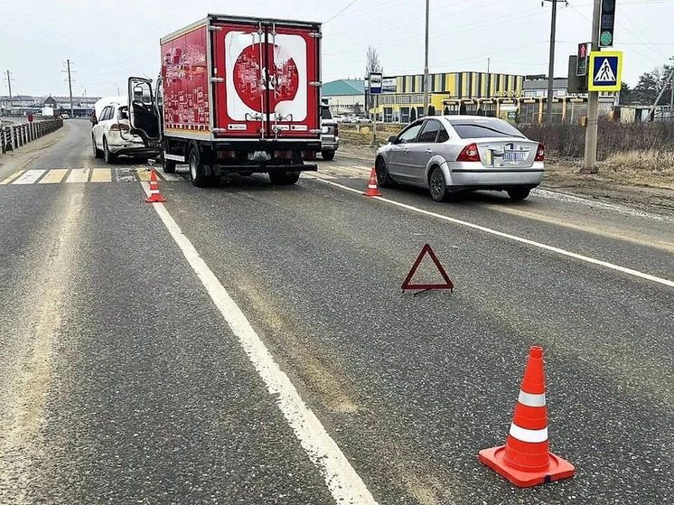 В Шпаковском округе грузовик въехал в иномарку: пострадали два человека