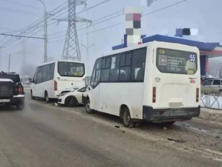 В Ставрополе маршрутки с пассажирами стали участниками цепочного ДТП с двумя авто
