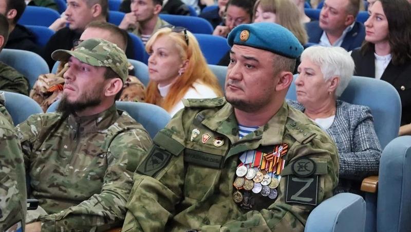 Ветеран СВО, спасший 17 бойцов, провёл урок мужества в ставропольской гимназии