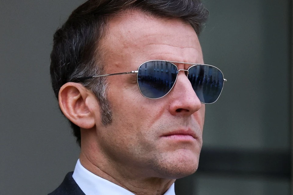 Во Франции поддержали шутку Захаровой о Макроне в очках: президента обвинили в унижении страны0