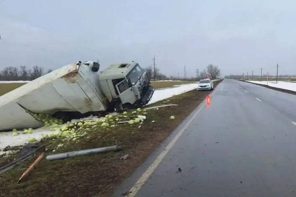 Водитель КАМАЗа не справился с управлением и съехал с дороги на Ставрополье0
