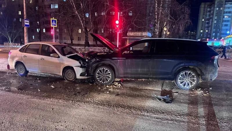 Водитель получил травму головы в столкновении двух легковушек в Ставрополе