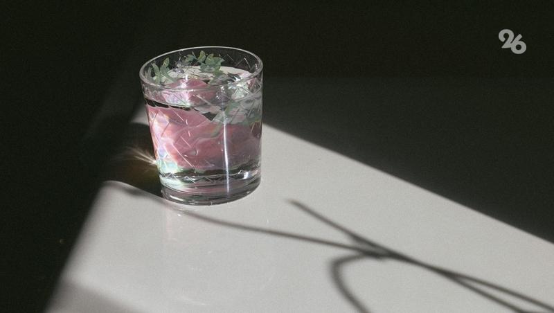 Врач Скальный: В холода россиянам нужно пить много воды и есть больше солений