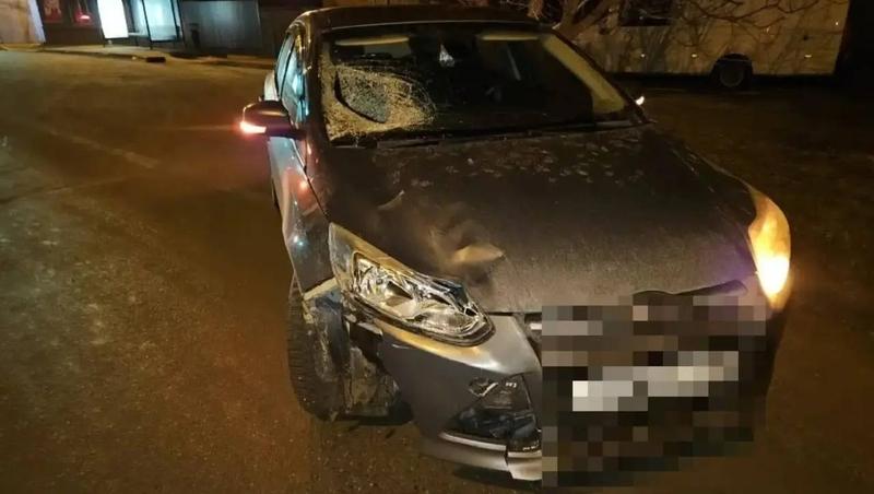 Женщина погибла под колёсами Ford, переходя дорогу на красный свет в Ставрополе