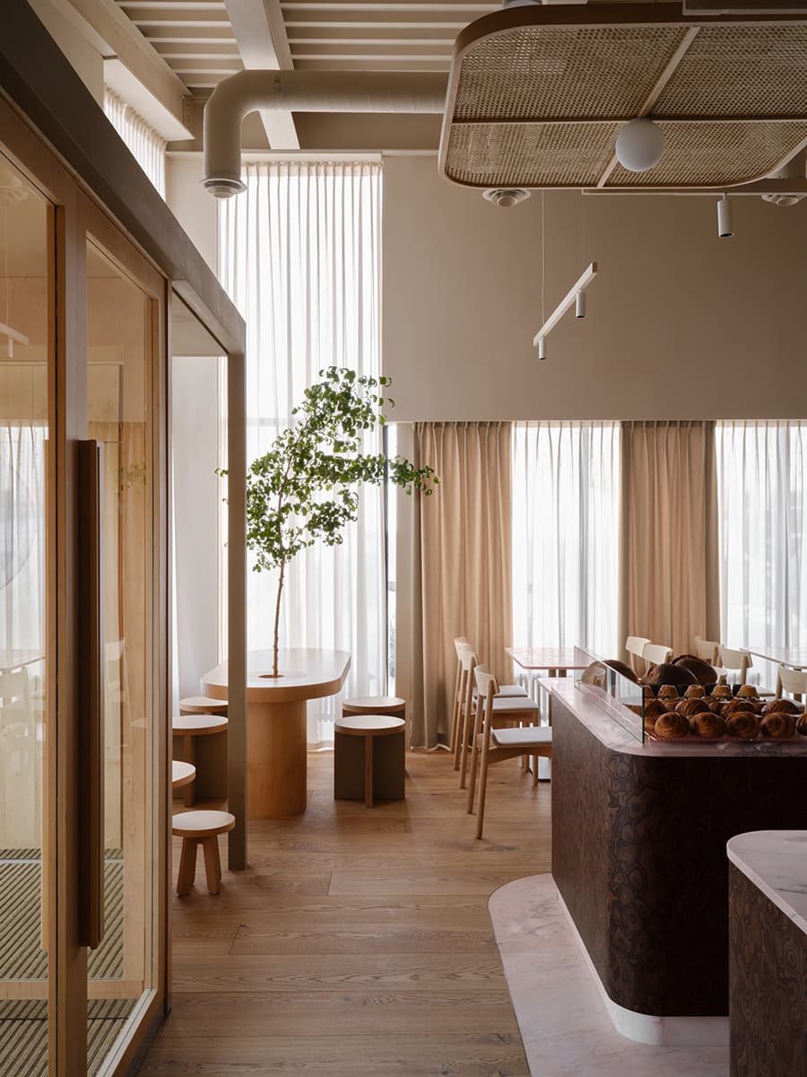 Теплые фактуры дерева в интерьере кофейни в Подмосковье — проект бюро Le Atelier