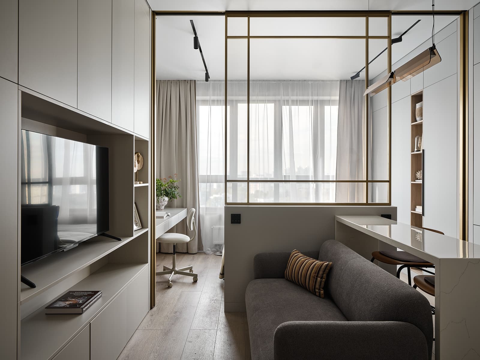 Золотистая перегородка со smart-стеклом в бутиковом интерьере квартиры — проект Ларисы Ермоленко