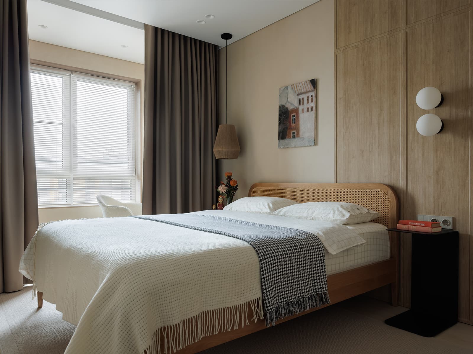 Поворотный телевизор, скрытое хранение и отсылки к джапанди в интерьере для психолога — проект Анны Тюленевой