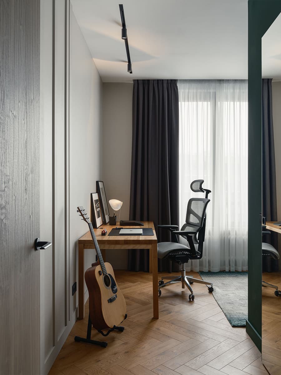 Красные акценты и скрытые двери в современном интерьере квартиры — проект студии Black Wall