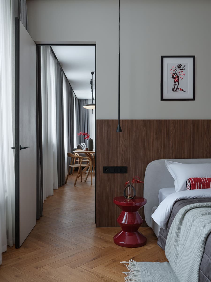 Красные акценты и скрытые двери в современном интерьере квартиры — проект студии Black Wall