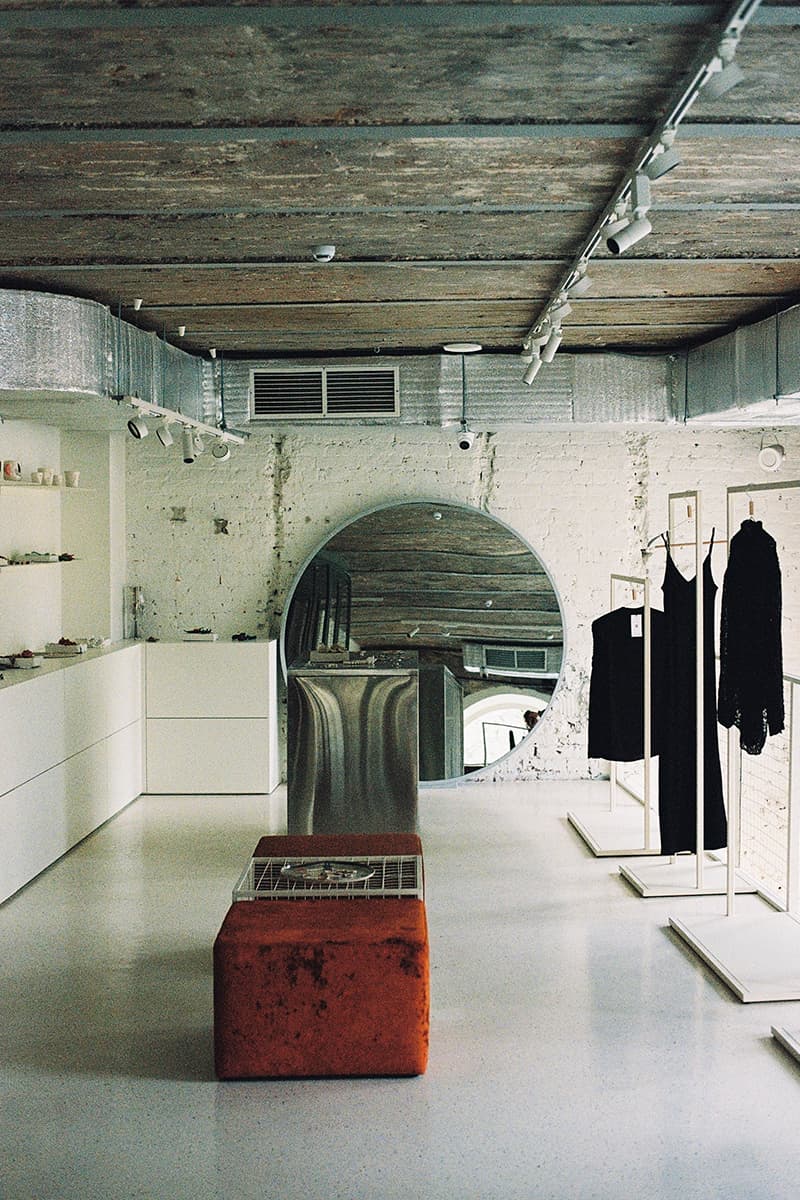 Винтаж и необработанные фактуры в интерьере салона красоты — проект Lebedeva project