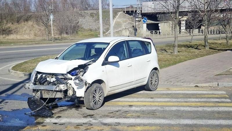 77-летний водитель повернул в столб и травмировал свою пассажирку на Ставрополье