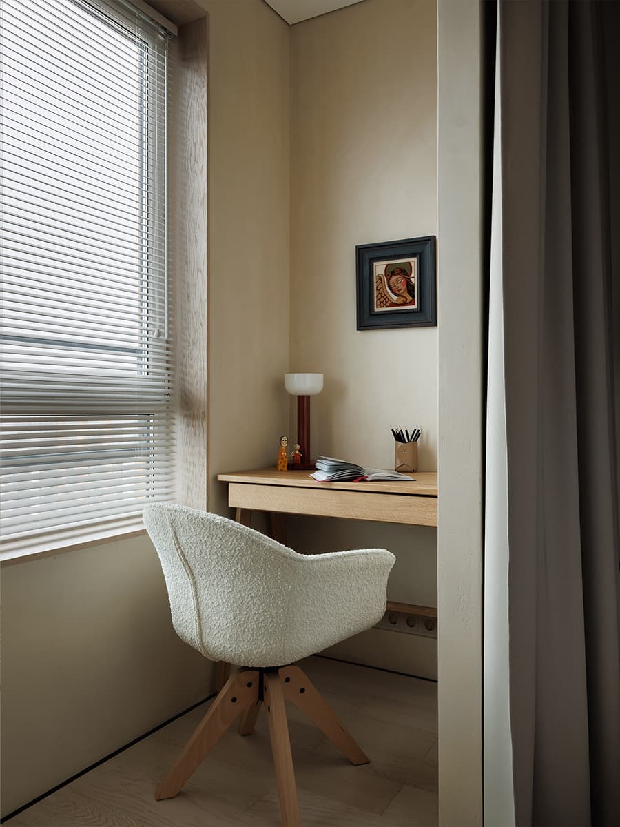 Поворотный телевизор, скрытое хранение и отсылки к джапанди в интерьере для психолога — проект Анны Тюленевой