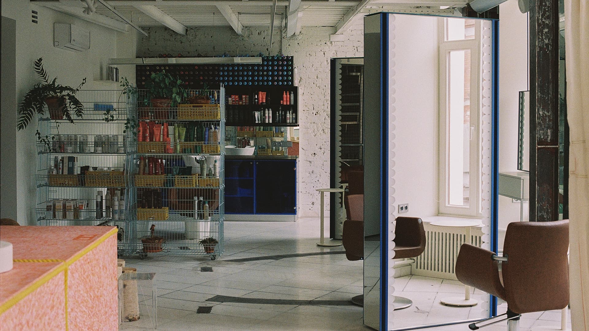 Винтаж и необработанные фактуры в интерьере салона красоты — проект Lebedeva project Винтаж и необработанные фактуры в интерьере салона красоты — проект Lebedeva project