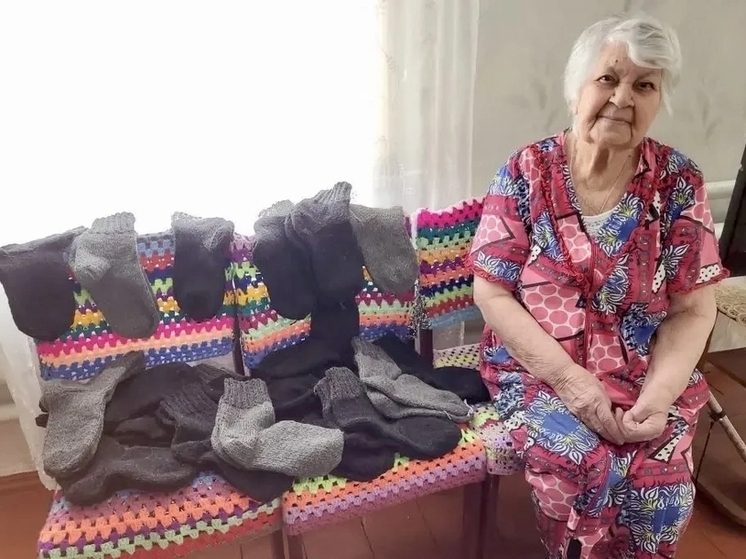 92-летняя ставропольчанка связала 800 пар носков для участников СВО