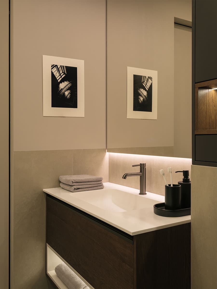 Красные акценты и скрытые двери в современном интерьере квартиры — проект студии Black Wall