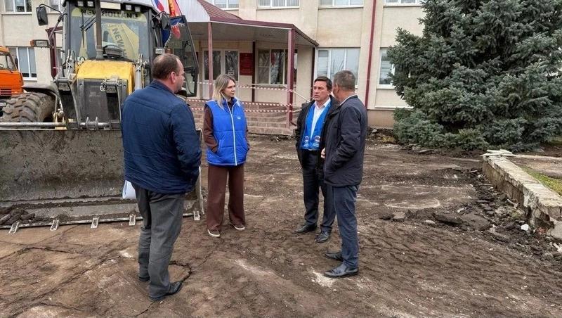 Активисты &laquo;Единой России&raquo; проверили ремонт школы, сквера и дорог на Ставрополье