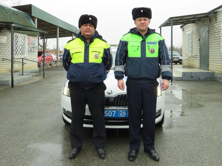 Автоинспекторы в Благодарном пришли на помощь автоледи, заглохшей посреди дороги