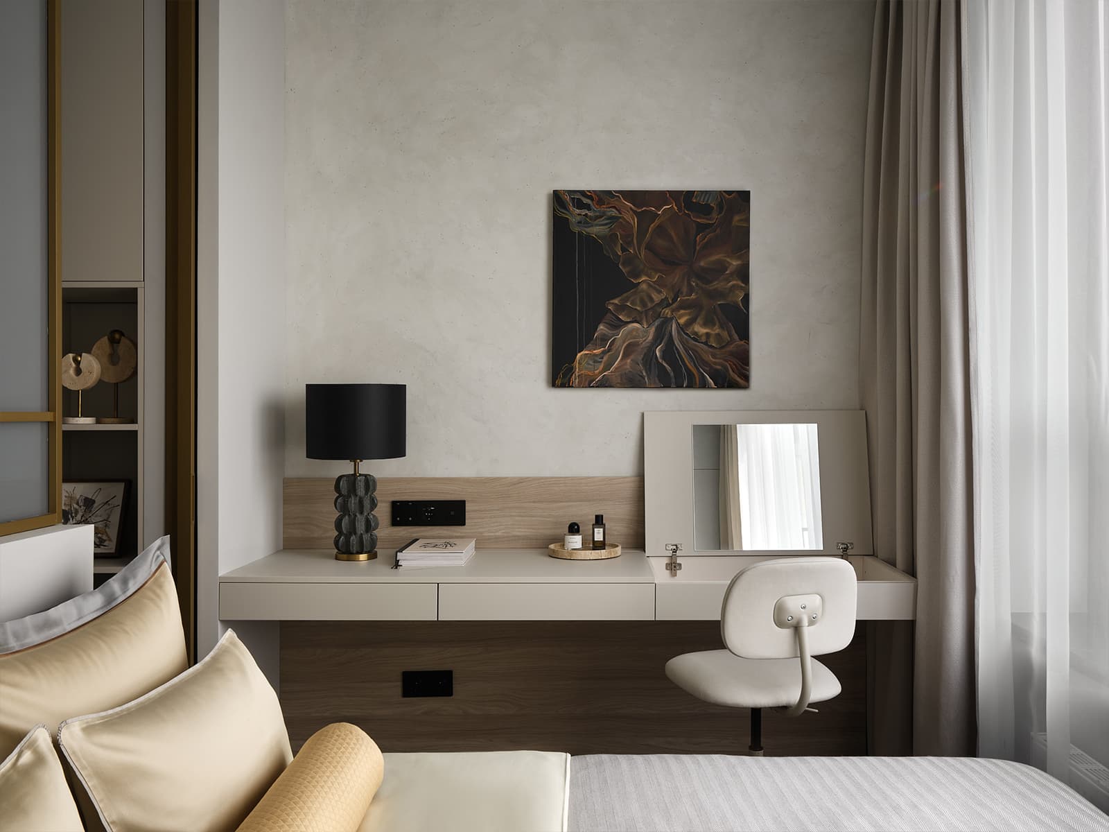 Золотистая перегородка со smart-стеклом в бутиковом интерьере квартиры — проект Ларисы Ермоленко