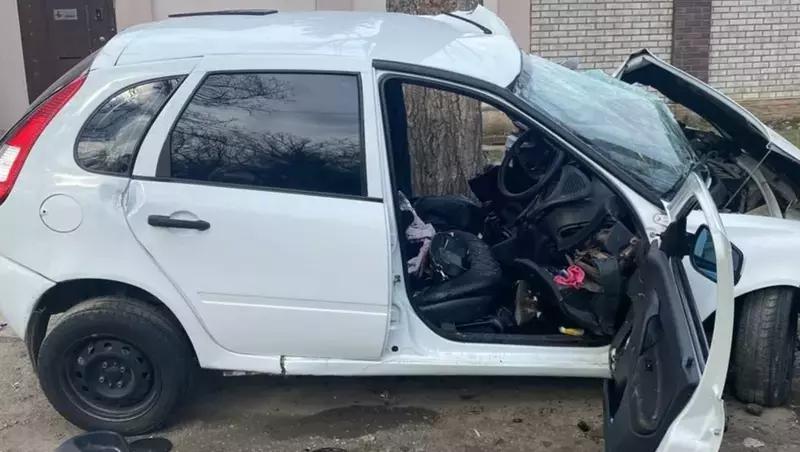 Бесправник за рулём легковушки врезался в дерево в Пятигорске