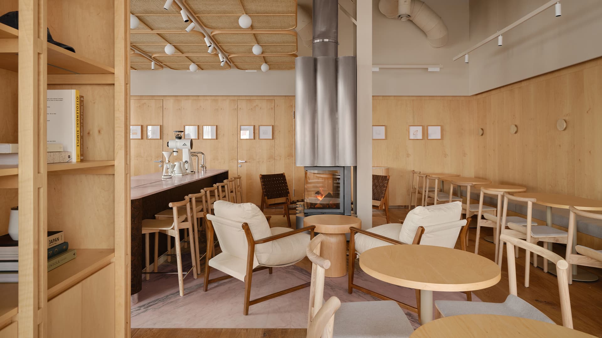 Теплые фактуры дерева в интерьере кофейни в Подмосковье — проект бюро Le Atelier