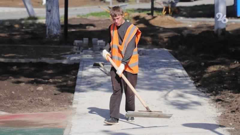 Благоустройство сквера около лицея №8 продолжается в Ставрополе