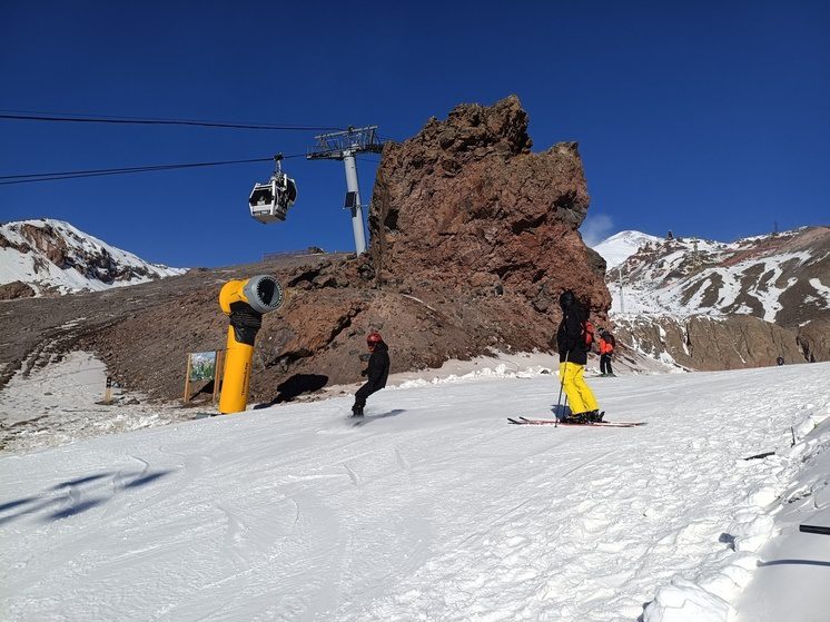 Блогер из Британии знакомится с горнолыжными спусками КБР и осетинской кухней