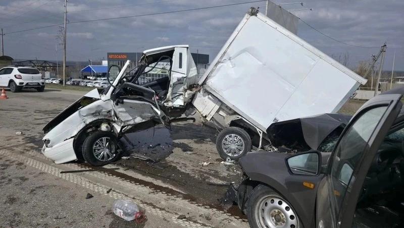 Четыре человека пострадали в ДТП с пикапом и легковушкой в Георгиевске